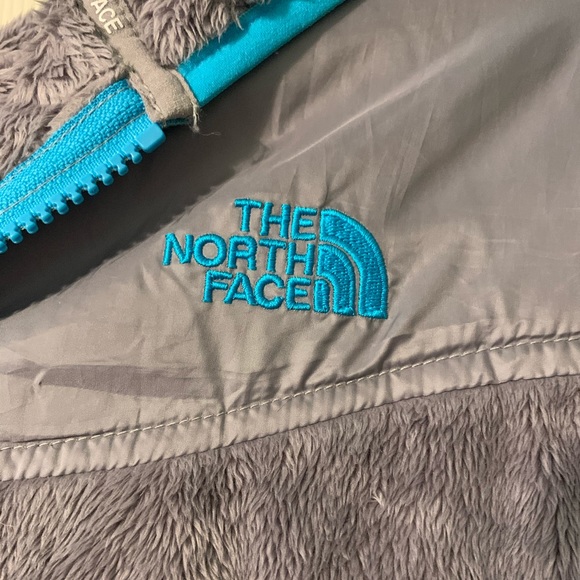 grey north face jacket with blue lining - Picture 5 of 7